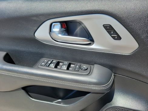 Used 2025 Chrysler Pacifica Limited FWD image 9