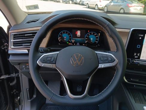 Used 2025 Volkswagen Atlas SE image 15