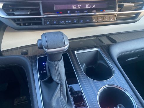 Used 2023 Toyota Sienna Platinum image 21