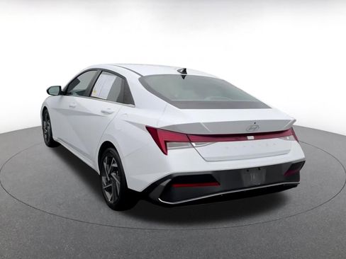 Used 2025 Hyundai Elantra SEL image 11