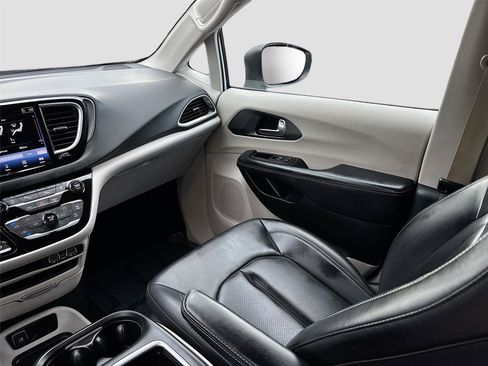 Used 2023 Chrysler Pacifica Touring-L FWD image 23