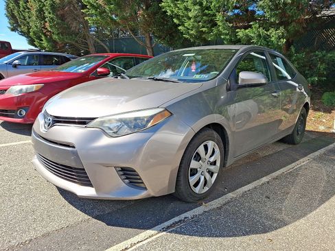 Used 2016 Toyota Corolla LE FWD image 3