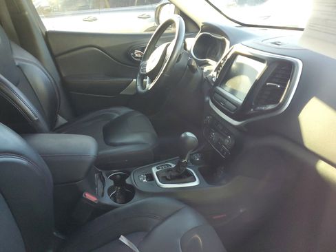 Used 2017 Jeep Cherokee Trailhawk image 9