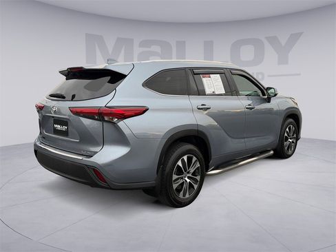 Used 2020 Toyota Highlander XLE image 3