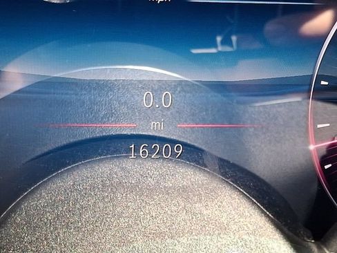 Used 2025 Mercedes-Benz GLC 300 4MATIC image 21