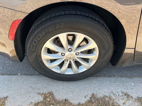 Used 2018 Chrysler Pacifica Touring-L Plus FWD image 10