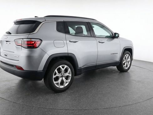 Used 2025 Jeep Compass Latitude image 9