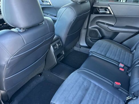 New 2025 Mitsubishi Outlander SE image 13