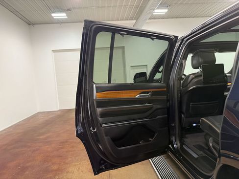 Used 2024 Jeep Grand Wagoneer Series III w/ Rear Seat Video Group 1 AWD/4WD image 46