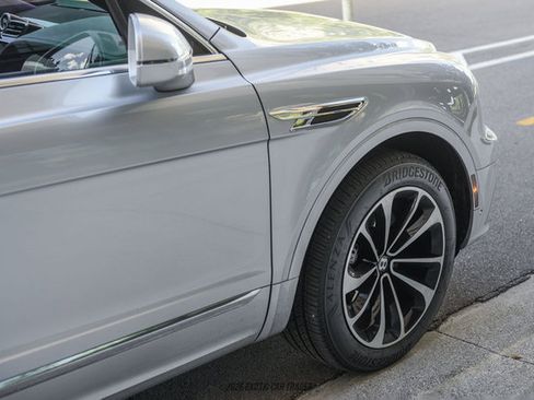 Used 2021 Bentley Bentayga AWD/4WD image 46