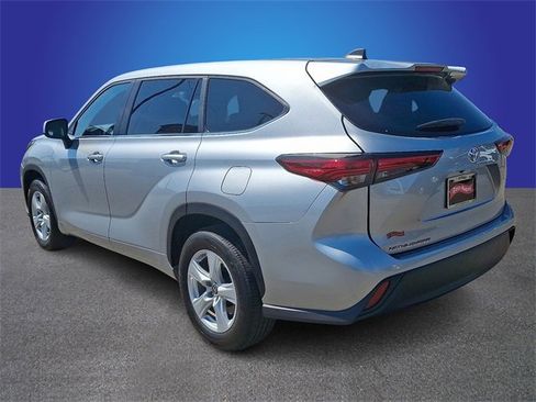 Used 2023 Toyota Highlander L image 6