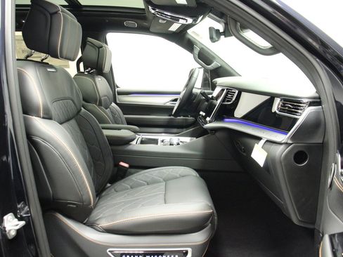 New 2023 Jeep Grand Wagoneer Series III AWD/4WD image 15