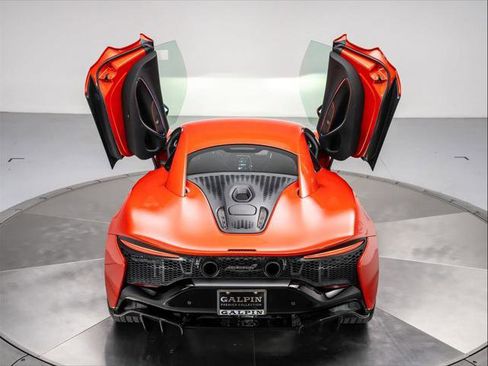Used 2023 McLaren Artura image 19