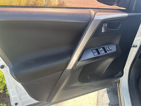 Used 2018 Toyota RAV4 LE FWD image 12
