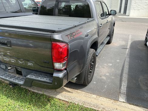 Used 2017 Toyota Tacoma TRD Off-Road image 7