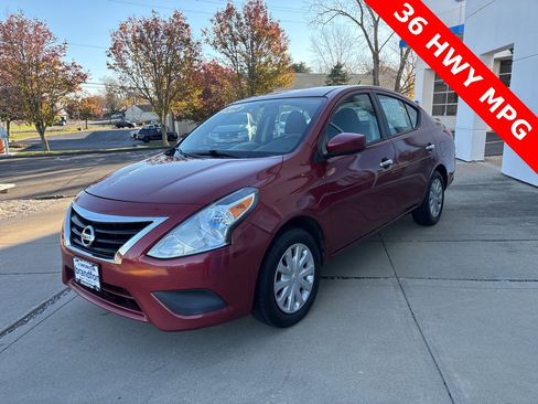 Used 2018 Nissan Versa SV image 3