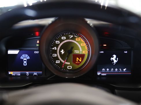 Used 2021 Ferrari F8 Tributo RWD image 20