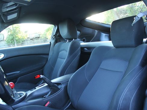 Used 2018 Nissan 370Z Coupe RWD image 13