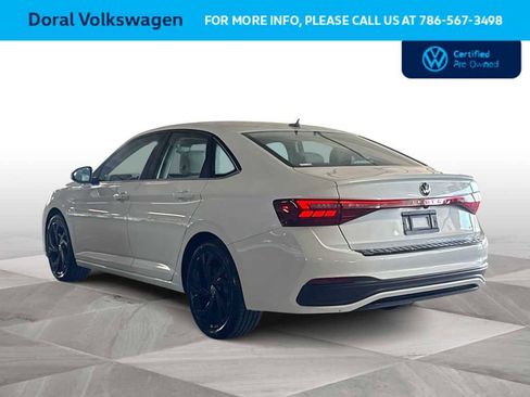 Used 2025 Volkswagen Jetta SE image 6