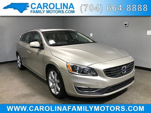 Used 2017 Volvo V60 T5 Platinum FWD image 1