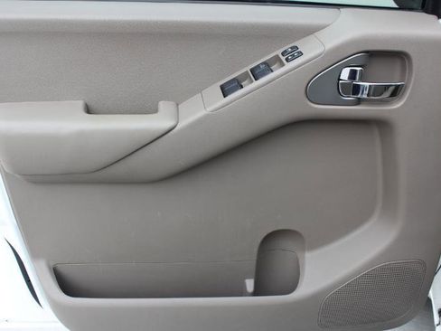 Used 2014 Nissan Frontier SV image 10