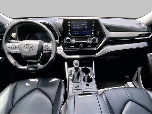 Used 2021 Toyota Highlander XLE AWD/4WD image 16