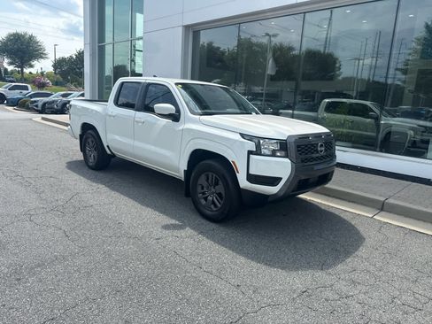 Used 2025 Nissan Frontier SV RWD image 2