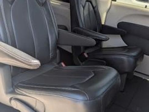 Used 2023 Chrysler Pacifica Touring-L FWD image 19