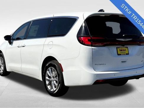 New 2026 Chrysler Pacifica Select image 3