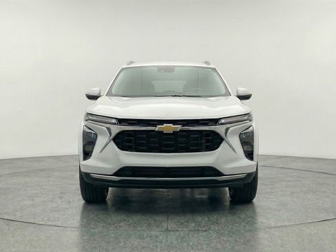 Used 2025 Chevrolet Trax LT FWD image 2