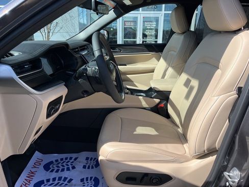 Used 2024 Jeep Grand Cherokee L Limited w/ Luxury Tech Group II image 3