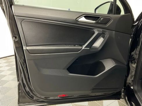 Used 2020 Volkswagen Tiguan SE w/ Panoramic Sunroof Package image 12