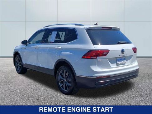 Certified 2022 Volkswagen Tiguan SE w/ Panoramic Sunroof Package FWD image 3