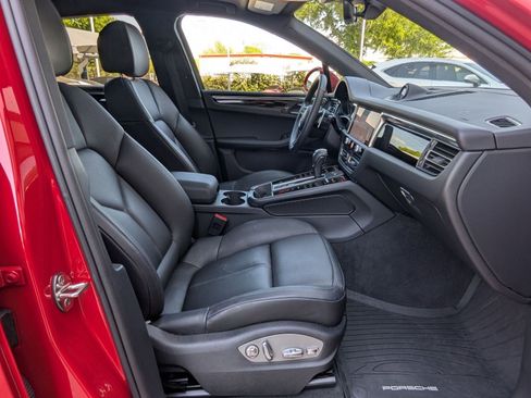 Certified 2025 Porsche Macan image 25