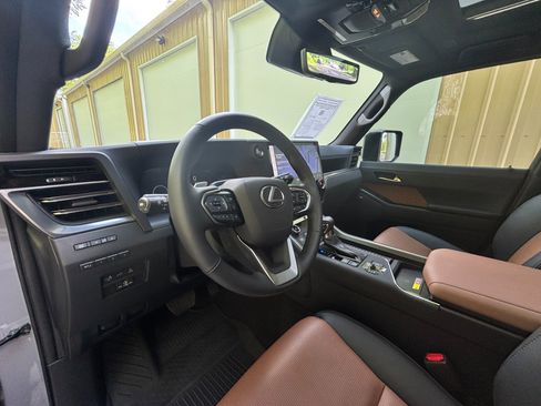 Used 2025 Lexus GX 550 w/ Accessory Package (2T) AWD/4WD image 10