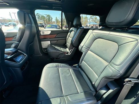 Used 2022 Lincoln Navigator Reserve image 4