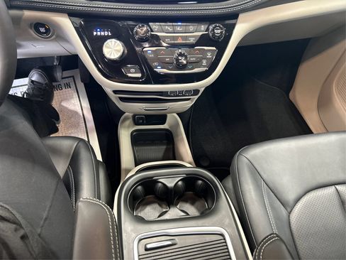 Used 2024 Chrysler Pacifica Touring-L AWD/4WD image 15