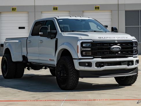 Used 2026 Ford F450 Platinum w/ FX4 Off-Road Package image 25