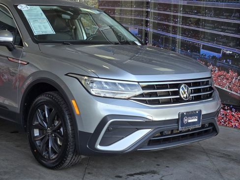 Used 2024 Volkswagen Tiguan SE image 2