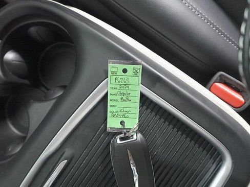 Used 2024 Chrysler Pacifica Touring-L image 31