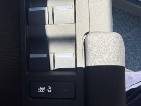 Used 2025 Land Rover Defender 110 X-Dynamic SE AWD/4WD image 20