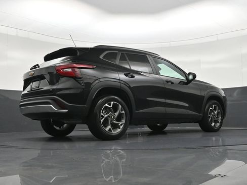 Used 2025 Chevrolet Trax LT FWD image 28