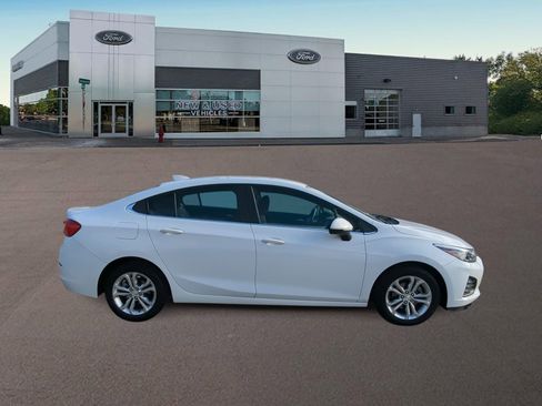 Used 2019 Chevrolet Cruze LT image 12