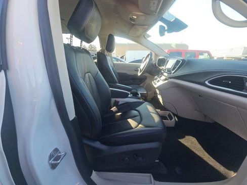 Used 2024 Chrysler Pacifica Limited w/ Uconnect Theater Family Group FWD image 17