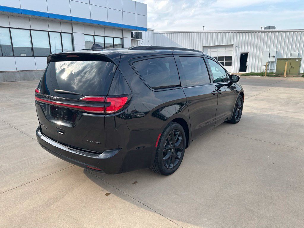 Used 2025 Chrysler Pacifica Limited FWD image 36