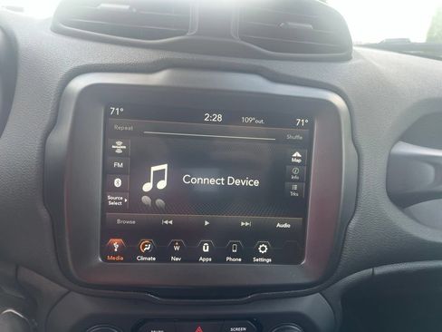 Used 2022 Jeep Renegade Latitude AWD/4WD image 3
