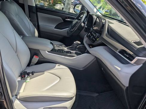 Used 2023 Toyota Highlander XLE AWD/4WD image 22