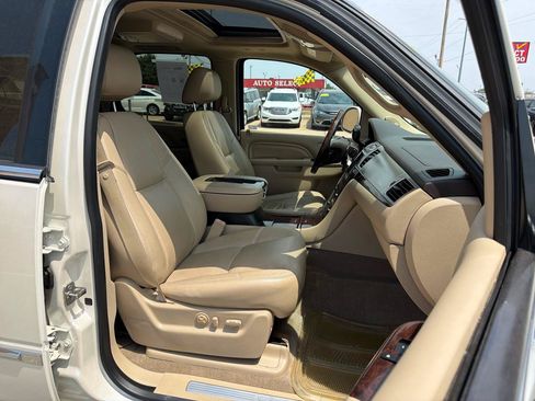 Used 2012 Cadillac Escalade Luxury RWD image 25