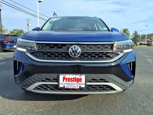 Certified 2022 Volkswagen Taos SE w/ Panoramic Sunroof Package image 2