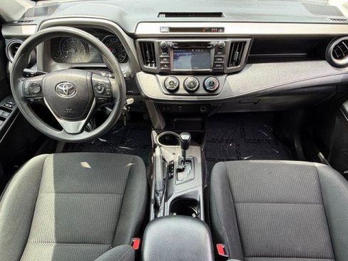 Used 2018 Toyota RAV4 LE FWD image 3